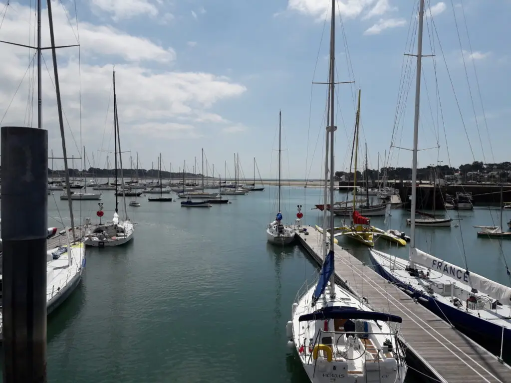 port au bord de l'océan avec des bateaux