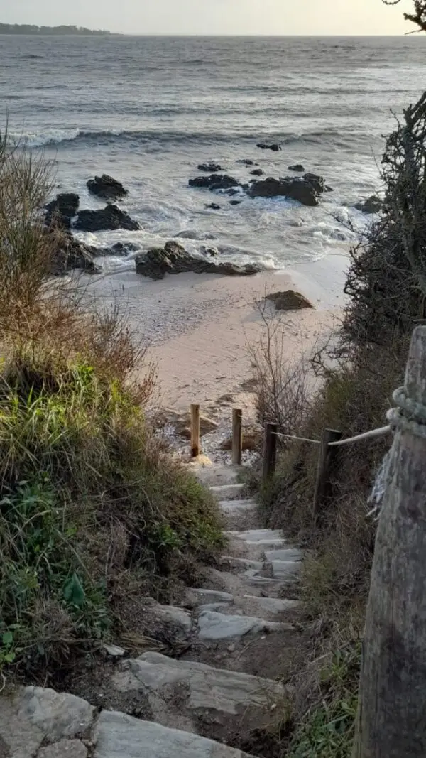 escalier en pierre qui accèdent à la plage