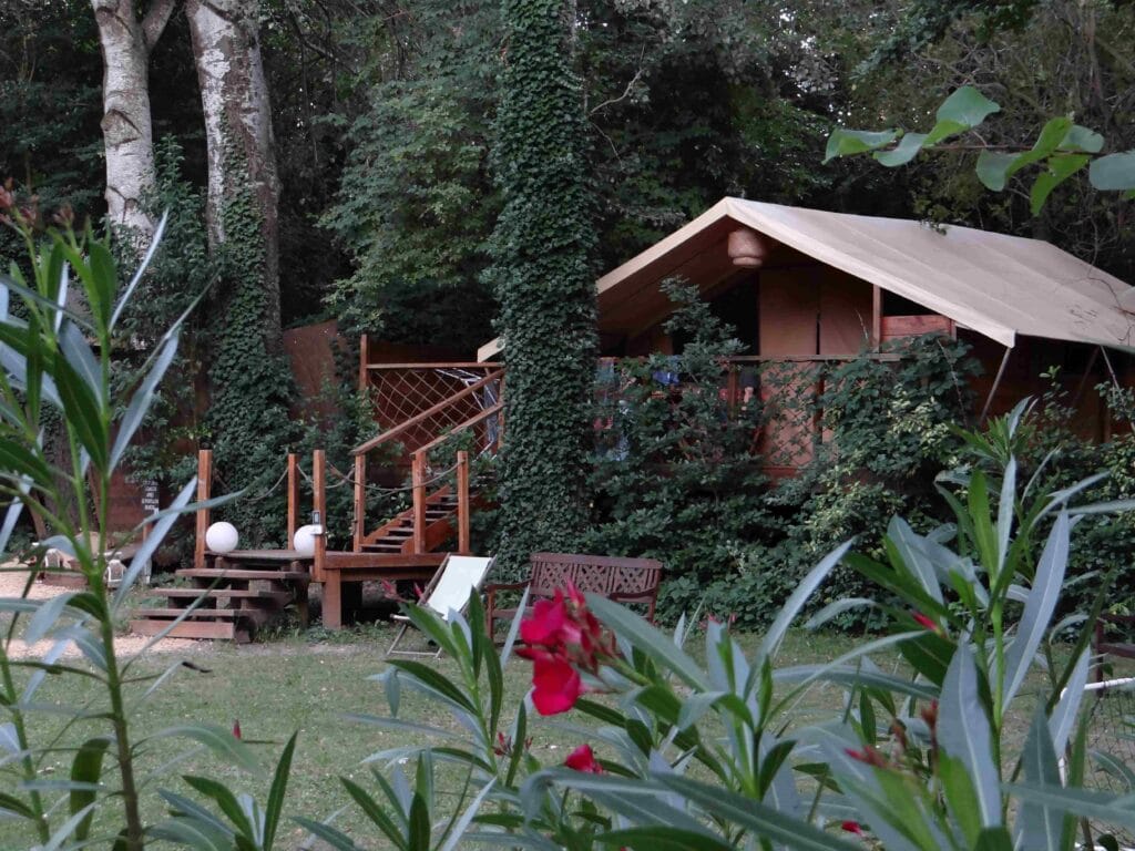 lodge dans la verdure