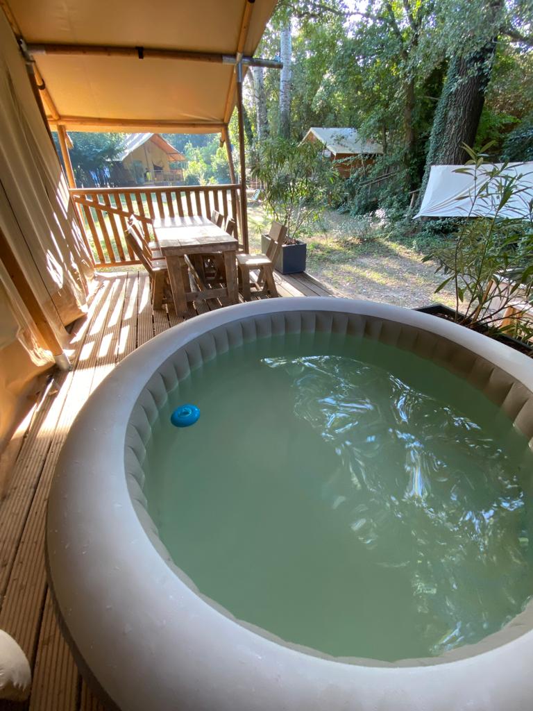 spa sur la terrasse d'un lodge