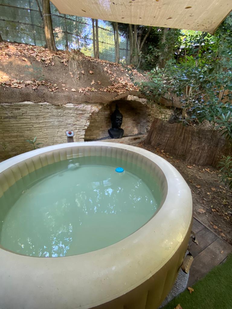 Le spa privatif d'un lodge dans un hôtel de plein air