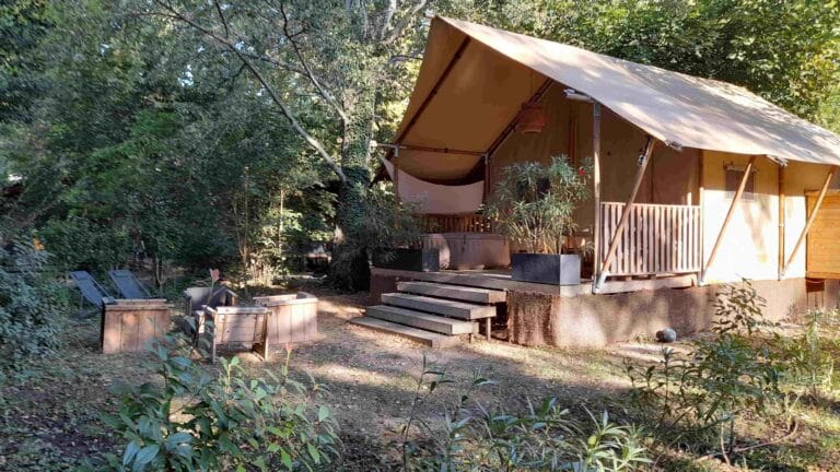 un lodge avec salon de jardin dans un hotel de plein air